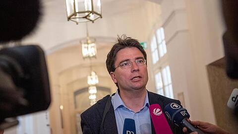 Florian von Brunn (SPD) gibt ein Pressestatement. Foto: Lino Mirgeler/dpa/Archivbild