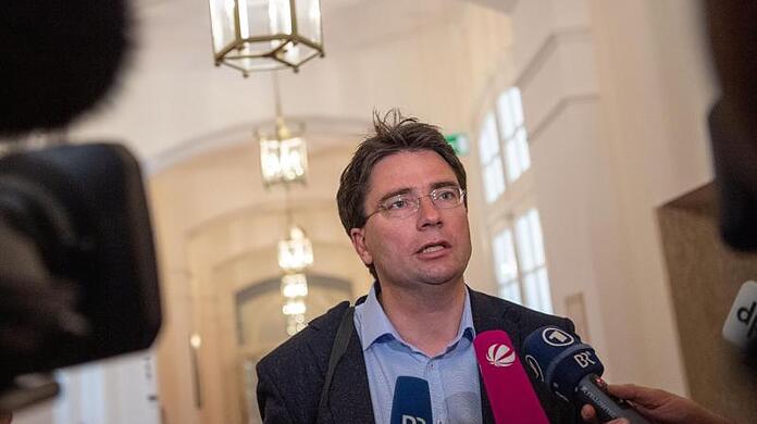 Florian von Brunn (SPD) gibt ein Pressestatement. Foto: Lino Mirgeler/dpa/Archivbild
