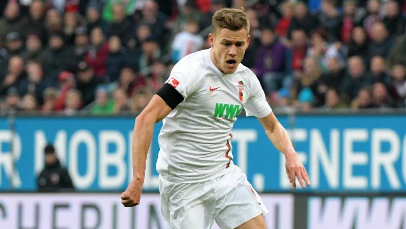 Augsburgs Alfred Finnbogason spielt den Ball.