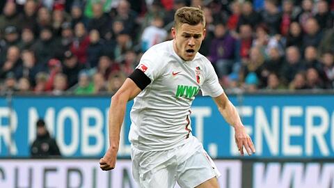 Augsburgs Alfred Finnbogason spielt den Ball.