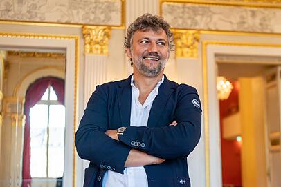 Jonas Kaufmann in einem Prunksaal des Nationaltheaters.
