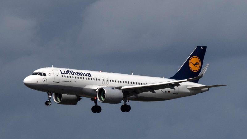 Ein Airbus A320neo der Lufthansa setzt vor dunklen Wolken zum Landeanflug an.
