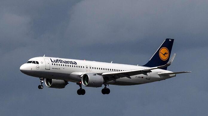Ein Airbus A320neo der Lufthansa setzt vor dunklen Wolken zum Landeanflug an.