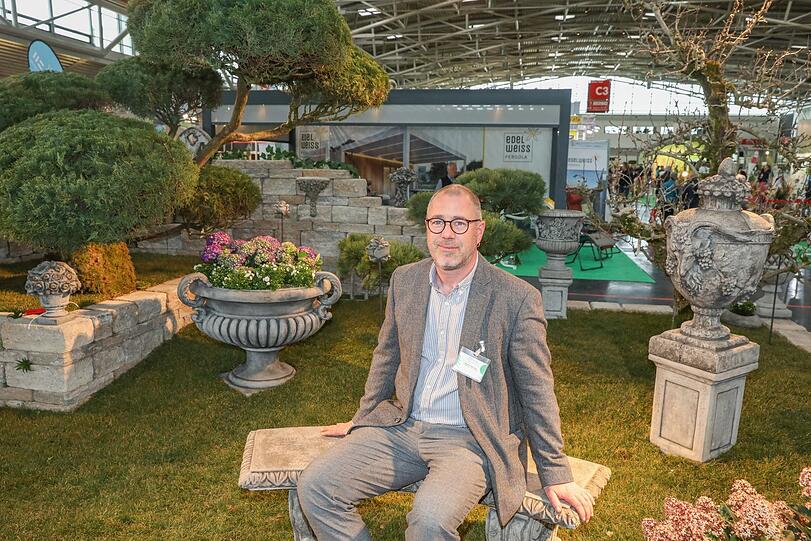 Gartenbauer Martin Bayer zeigt an seinem Stand, welche Gestaltungsmöglichkeiten sich auch auf kleinen Flächen anbieten.