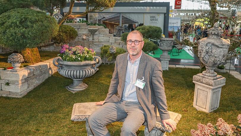 Gartenbauer Martin Bayer zeigt an seinem Stand, welche Gestaltungsmöglichkeiten sich auch auf kleinen Flächen anbieten. Gartenbauer Martin Bayer zeigt an seinem Stand, welche Gestaltungsmöglichkeiten sich auch auf kleinen Flächen anbieten.