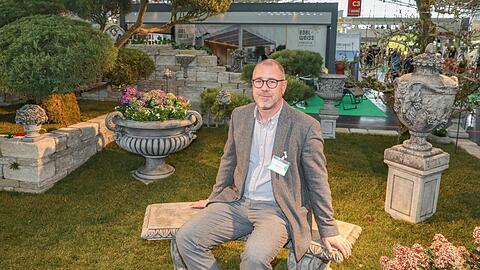 Gartenbauer Martin Bayer zeigt an seinem Stand, welche Gestaltungsmöglichkeiten sich auch auf kleinen Flächen anbieten.