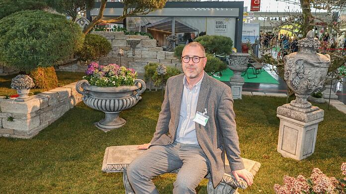 Gartenbauer Martin Bayer zeigt an seinem Stand, welche Gestaltungsmöglichkeiten sich auch auf kleinen Flächen anbieten.