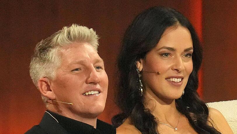 Ana Ivanović und Bastian Schweinsteiger im November 2023 auf dem "Wetten, dass..?"-Sofa.