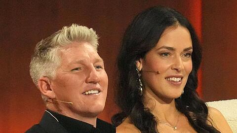 Ana Ivanović und Bastian Schweinsteiger im November 2023 auf dem "Wetten, dass..?"-Sofa.