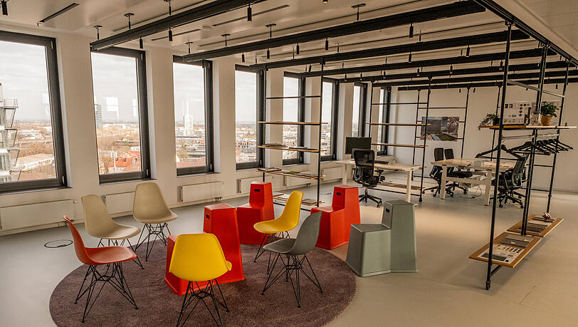 Eine Variante, wie die Büros in den Ten Towers aussehen könnten, mit flexiblen Regalmodulen und bunten Sitzgruppen. Eine Variante, wie die Büros in den Ten Towers aussehen könnten, mit flexiblen Regalmodulen und bunten Sitzgruppen.