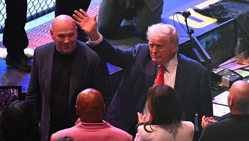 Donald Trump (r.) lässt sich neben UFC-Chef Dana White von der Menge feiern.