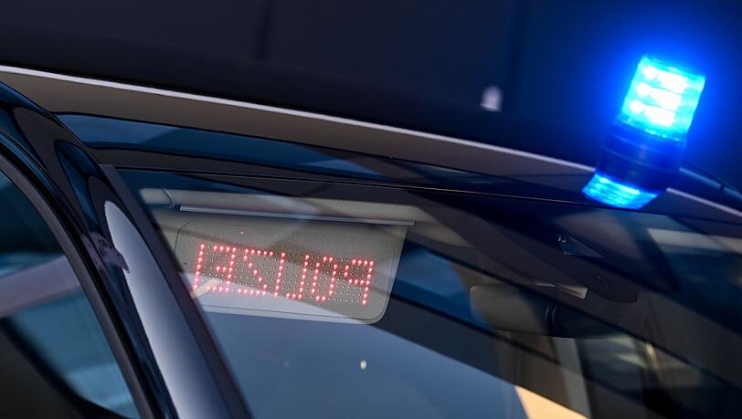 Die Polizei findet in einem Wohnhaus in Oberfranken eine tote 75-Jährige und nimmt daraufhin den Ehemann fest. (Symbolbild) Die Polizei findet in einem Wohnhaus in Oberfranken eine tote 75-Jährige und nimmt daraufhin den Ehemann fest. (Symbolbild)