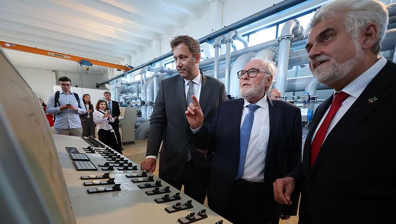 Finanzminister Lars Klingbeil &uuml;bergab in Halle (Sachsen-Anhalt) den F&ouml;rderbescheid f&uuml;r ein Wasserwerk.