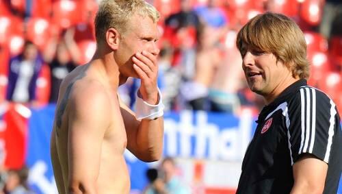"Er hat uns einen Bärendienst erwiesen": Club-Trainer Michael Oenning (rechts) ist auf den Ausraster seines Kapitäns Andreas Wolf nicht gut zu sprechen. "Er hat uns einen Bärendienst erwiesen": Club-Trainer Michael Oenning (rechts) ist auf den Ausraster seines Kapitäns Andreas Wolf nicht gut zu sprechen.