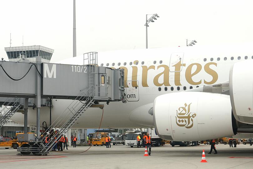 Die Emirates-Maschine landete am Mittag von Dubai kommend bei diesigem Wetter auf dem Münchner Airport. Bilder vom A380 in München