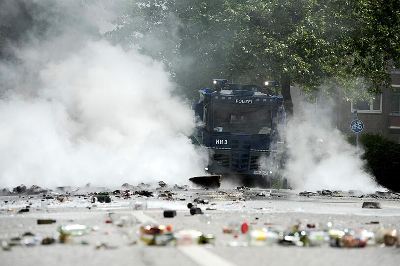 Brennende Straßenblockaden und aggressive Demonstranten: Bei einer Kundgebung von Rechtsextremisten zum "Tag der Deutschen Zukunft" kam es am Samstag in Hamburg zu schweren Ausschreitungen. Trotz eines Großaufgebots der Polizei mit mehreren tausend Beamten aus mehreren Bundesländern konnte sie Rechte und linke Gegendemonstranten nicht immer auseinanderhalten. Mehrere tausend Menschen und ein breites Bündnis aus Parteien, Gewerkschaften, Vereinen, Kirchen und anderen gesellschaftlichen Organisationen hatten sich gegen die rechte Kundgebung formiert.