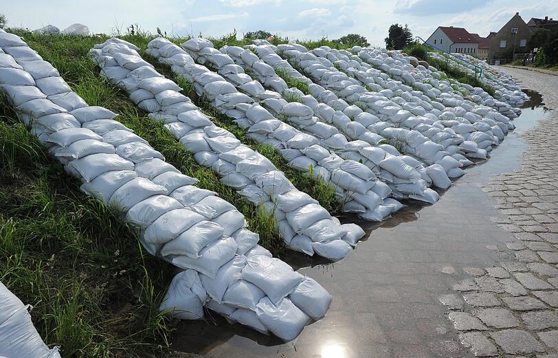 Die Jahrhundert-Flut: Die bewegenden Hochwasser-Bilder.