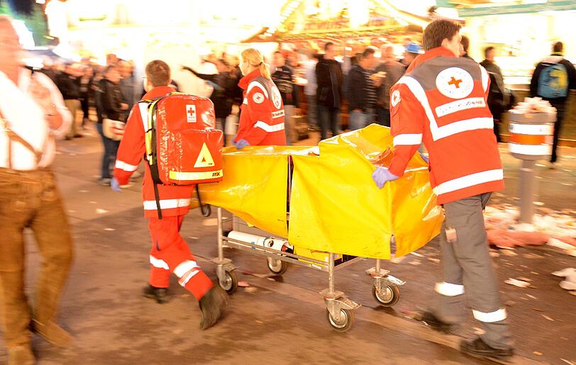 BIERLEICHE: Nach drei Stunden verzeichnet das BRK den ersten hilflosen Betrunkenen.