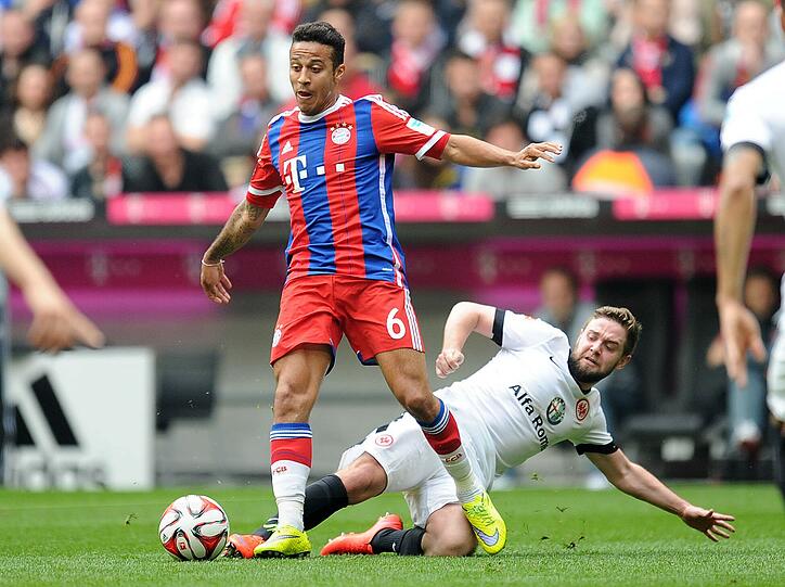 THIAGO ALCÁNTARA - NOTE 1 - Der ist doch noch gar nicht bei 100 Prozent! Fragt sich nur, wie er dann zaubert. War selbst von drei Frankfurtern nicht in Griff zu bekommen. Pässe mit der Hacke auf engstem Raum &ndash; er kann alles. Macht einfach Spaß, ihm zuzusehen.