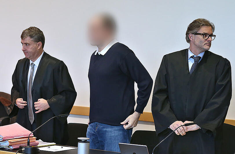 Der angeklagte Kinderarzt mit seinen beiden Anwälten in Augsburg.