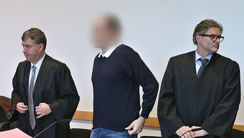 Der angeklagte Kinderarzt mit seinen beiden Anwälten in Augsburg. Der angeklagte Kinderarzt mit seinen beiden Anwälten in Augsburg.