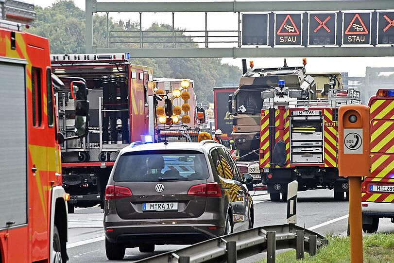 Nach dem Unfall mit drei Lastwagen auf der A99 kam es zu kilometerlangen Rückstaus.