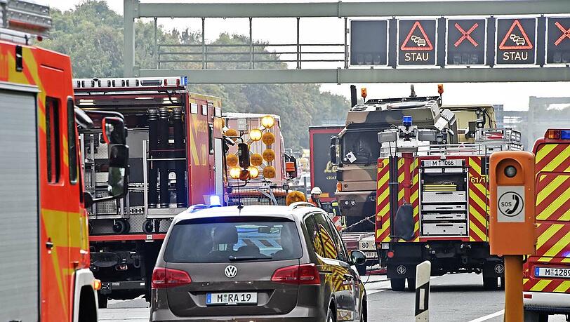 Nach dem Unfall mit drei Lastwagen auf der A99 kam es zu kilometerlangen Rückstaus. Nach dem Unfall mit drei Lastwagen auf der A99 kam es zu kilometerlangen Rückstaus.
