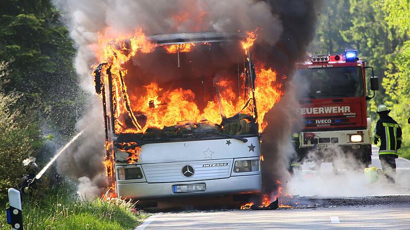 Der Bus ist völlig ausgebrannt - verletzt wurde glücklicherweise niemand.