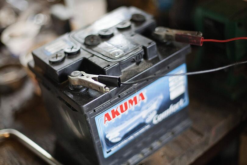 Die Feuerwehr konnte die ätzende Batteriesäure nur in speziellen Schutzanzügen entfernen. (Archivbild)