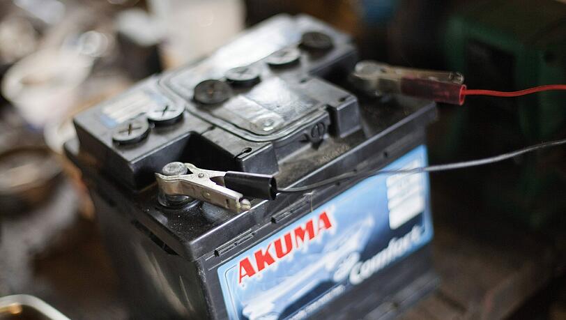 Die Feuerwehr konnte die ätzende Batteriesäure nur in speziellen Schutzanzügen entfernen. (Archivbild) Die Feuerwehr konnte die ätzende Batteriesäure nur in speziellen Schutzanzügen entfernen. (Archivbild)