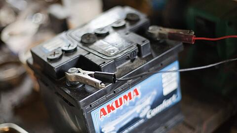 Die Feuerwehr konnte die ätzende Batteriesäure nur in speziellen Schutzanzügen entfernen. (Archivbild)