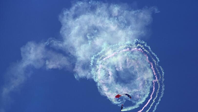 Dieser Gleitschirmflieger macht schon was her, was auch an seinen Rauchspiralen liegt, die er höchst pittoresk hinter sich herzieht. Dieser Gleitschirmflieger macht schon was her, was auch an seinen Rauchspiralen liegt, die er höchst pittoresk hinter sich herzieht.