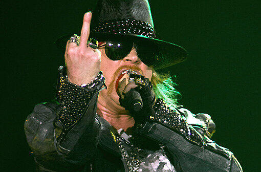Guns-N'-Roses-Frontmann Axl Rose reagierte Ende 2014 auf einen Online-Fake. Stunden nach Veröffentlichung der Meldung postete der Star auf seinem Twitter-Account eine simple Frage, die alle Zweifel zerstreute: "Wenn ich tot bin, muss ich dann immer noch Steuern zahlen?" Wenige Stunden später legte er ein Foto nach, das ihn offenbar aus dem Jenseits zeigen sollte.