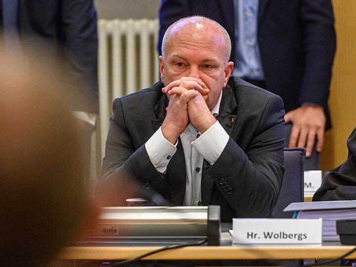 Joachim Wolbergs, suspendierter Oberbürgermeister von Regensburg, sitzt im Verhandlungssaal im Landgericht. Foto: Armin Weigel/dpa/Archivbild