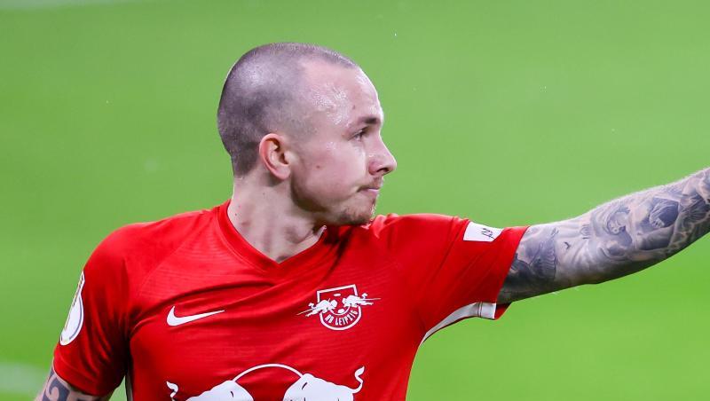 Leipzigs Spieler Angelino bedankt sich für ein Zuspiel.