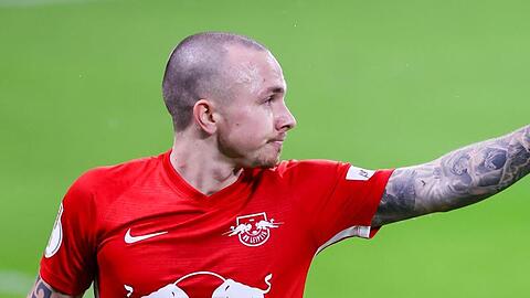 Leipzigs Spieler Angelino bedankt sich für ein Zuspiel.