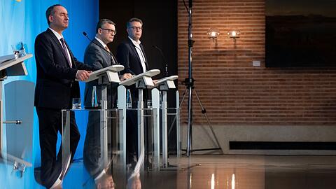Hubert Aiwanger (Freie Wähler, l-r), Wirtschaftsminister von Bayern, Florian Herrmann (CSU), Leiter der bayerischen Staatskanzlei, und Markus Blume (CSU), Wissenschaftsminister von Bayern, nehmen nach einer Kabinettssitzung an einer Pressekonferenz teil.