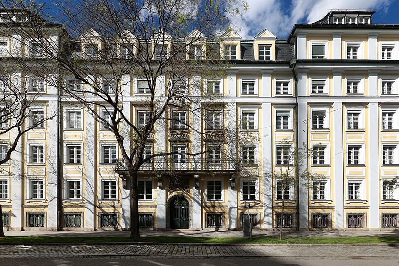 Wunderschön: der ehemalige Bayenwerke-Bau aus den 20er Jahren.