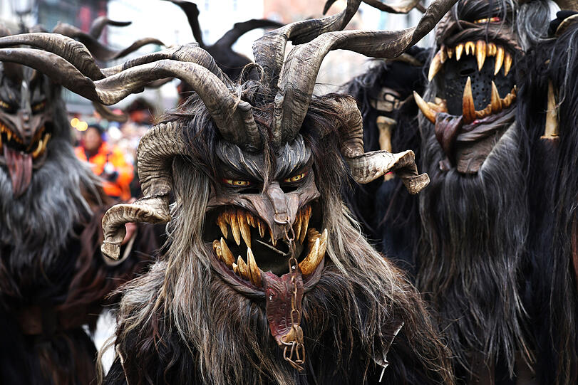 Hörner, Ketten, Glocken, ein ganz dickes Fell und der wilde Blick: Rund 300 Perchten- und Krampusgruppen sind am Sonntag durch die Münchner Altstadt gelaufen und haben ihre furchterregenden Kostüme präsentiert.
