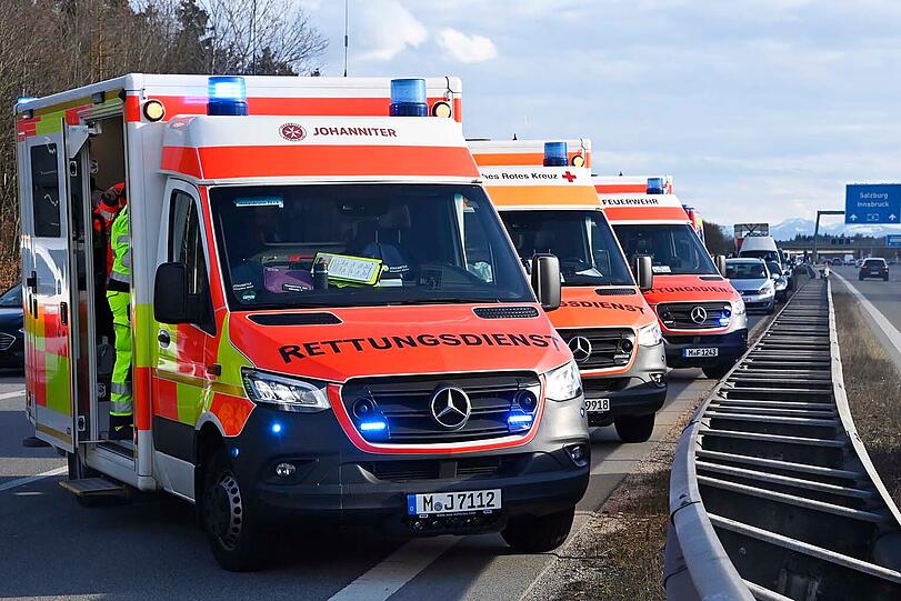 Die Feuerwehren Taufkirchen und Brunnthal sicherten die Unfallstelle ab und beteiligten sich an den Aufräumungsarbeiten.