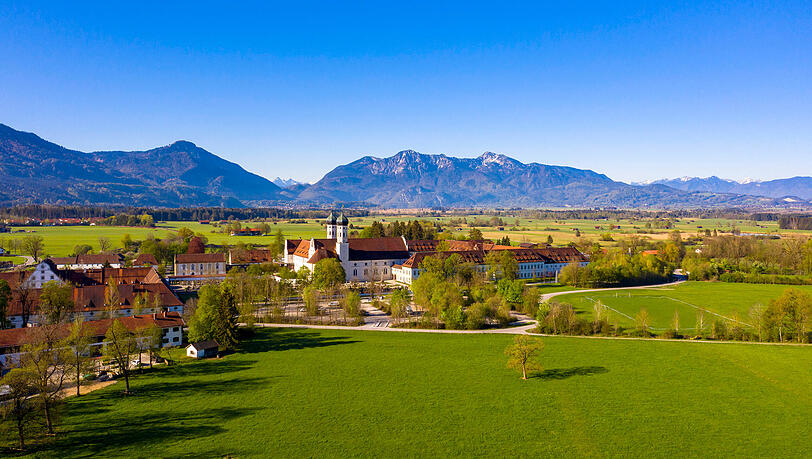 Das Kloster Benediktbeuern nahe des Kochelsees ist zu jeder Jahreszeit ein wunderbares Ausflugsziel – und auch mit den Öffentlichen Verkehrsmitteln gut erreichbar.