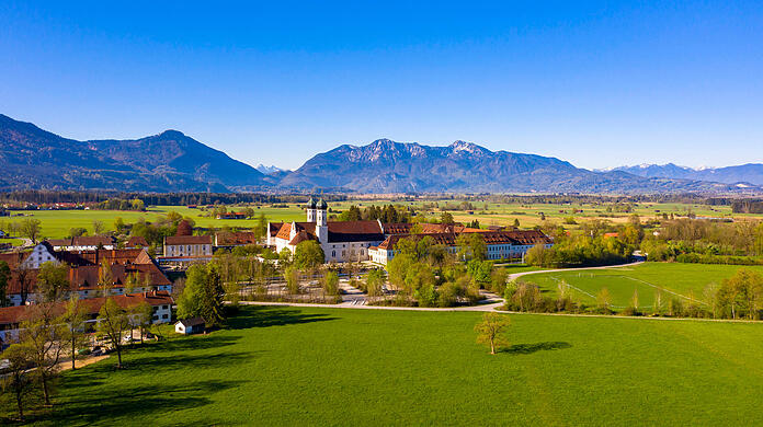 Das Kloster Benediktbeuern nahe des Kochelsees ist zu jeder Jahreszeit ein wunderbares Ausflugsziel – und auch mit den Öffentlichen Verkehrsmitteln gut erreichbar.
