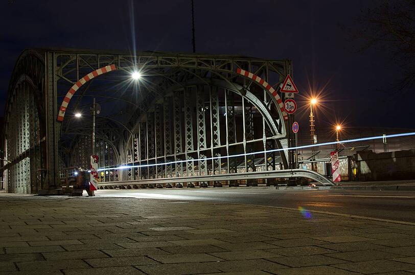 Die Hackerbrücke bei Nacht - die Lichteffekte entstehen durch Langzeitbelichtung