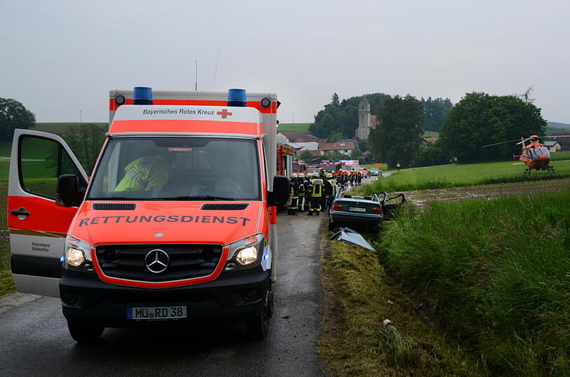 Drei Jugendliche kommen am Sonntagabend mit ihrem BMW in einem Waldstück von der Straße ab und überschlagen sich. Die Bilder vom Unfallort.