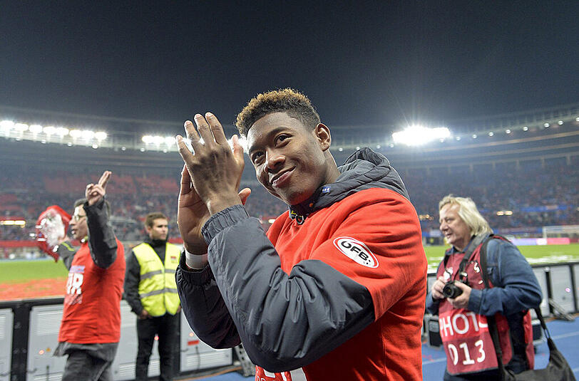 Ein Danke an die Fans: David Alaba feiert Österreichs Qualifikation für die Euro 2016 in Frankreich.