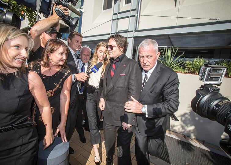 Amber Heard und ihr Mann Johnny Depp verlassen das Gerichtsgebäude im australischen Southport.