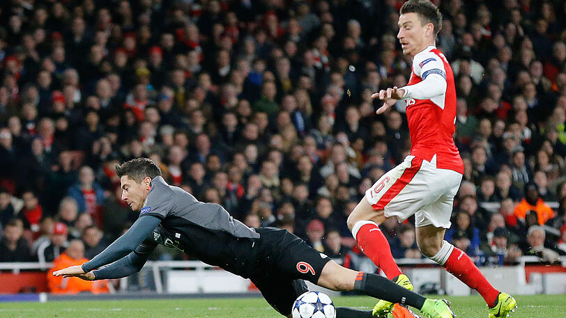 Der Anfang vom Ende am Dienstagabend: Laurent Koscielny foult Robert Lewandowski und sieht Rot.
