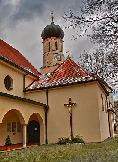 Auch die katholische St. Ulrich Pfarrkirche mit ihrem Zwiebeltürmchen kommt in der Ausstellung vor.