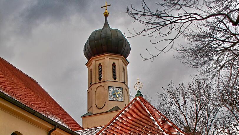Auch die katholische St. Ulrich Pfarrkirche mit ihrem Zwiebeltürmchen kommt in der Ausstellung vor. Auch die katholische St. Ulrich Pfarrkirche mit ihrem Zwiebeltürmchen kommt in der Ausstellung vor.