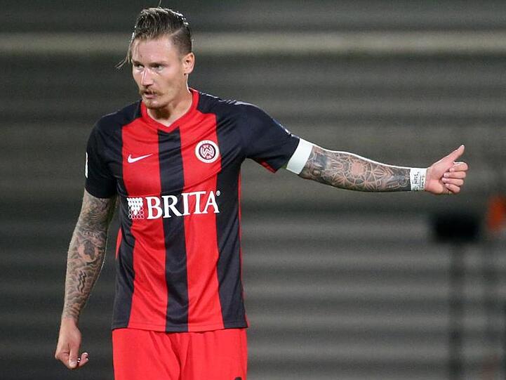Wiesbadens Manuel Schäffler (r) feiert seinen Treffer zum 2:0 gegen den VfL Osnabrück.